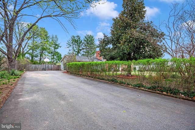 301 INGLESIDE DR, Fredericksburg, VA 22405