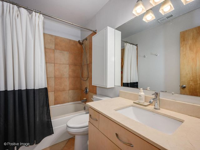 2300 W Wabansia Avenue 204, Chicago, IL 60647