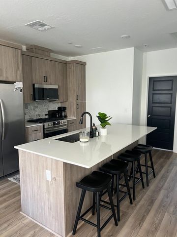 10968 N Honeysuckle Drive, Fresno, CA 93730