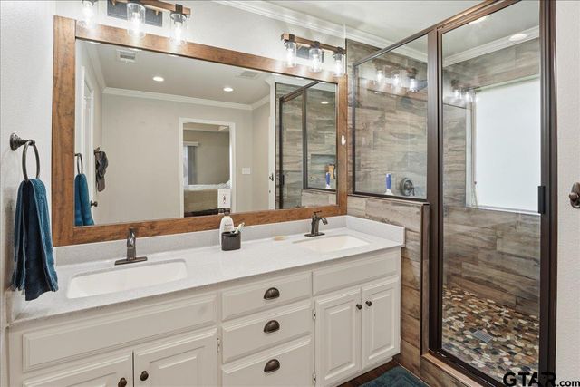 21821 Lakewood Ln, Chandler, TX 75758