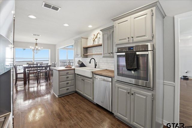 21821 Lakewood Ln, Chandler, TX 75758
