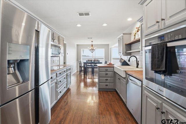 21821 Lakewood Ln, Chandler, TX 75758