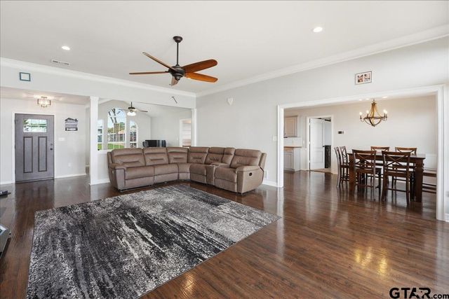 21821 Lakewood Ln, Chandler, TX 75758