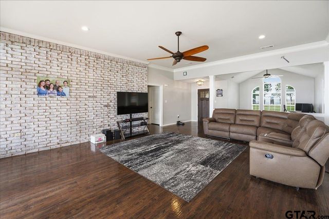 21821 Lakewood Ln, Chandler, TX 75758