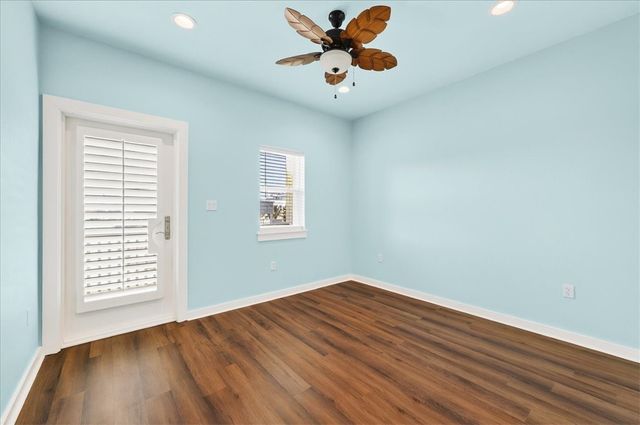 123 6th St, Port Aransas, TX 78373
