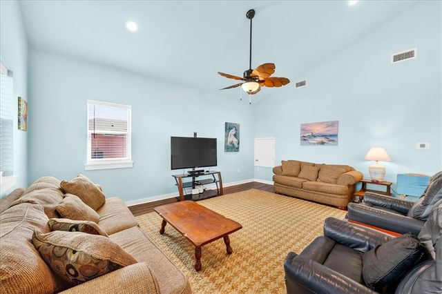 123 6th St, Port Aransas, TX 78373