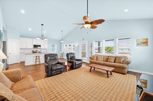 123 6th St, Port Aransas, TX 78373