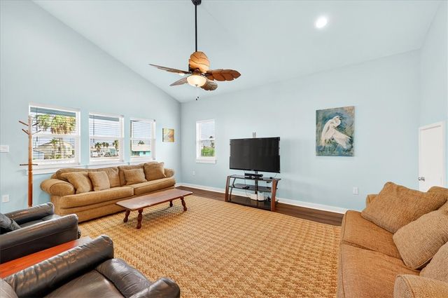 123 6th St, Port Aransas, TX 78373
