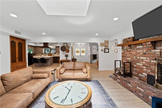 23626 Neargate, Newhall, CA 91321