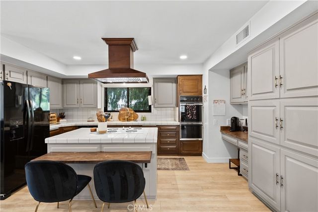 23626 Neargate, Newhall, CA 91321