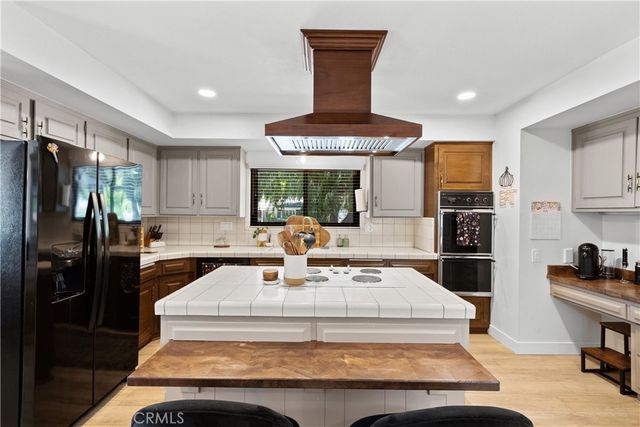 23626 Neargate, Newhall, CA 91321