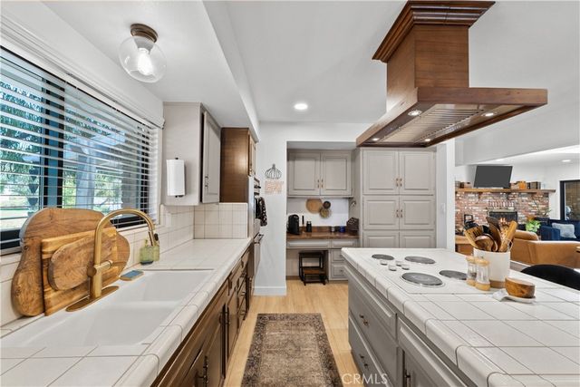 23626 Neargate, Newhall, CA 91321