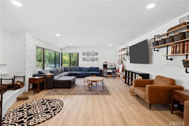 23626 Neargate, Newhall, CA 91321