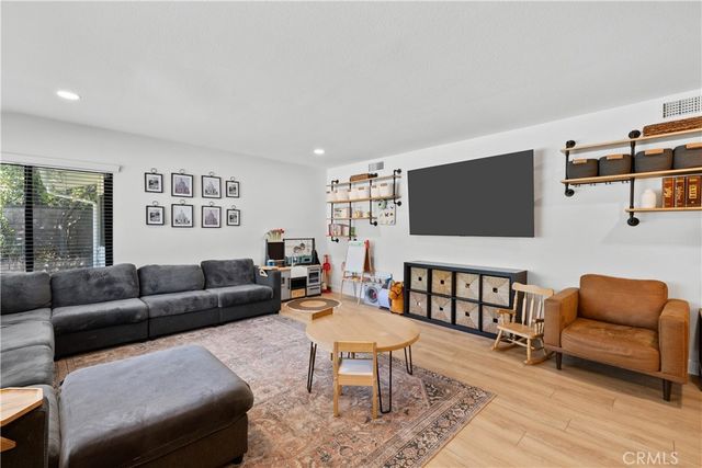 23626 Neargate, Newhall, CA 91321