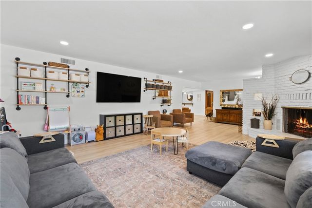 23626 Neargate, Newhall, CA 91321