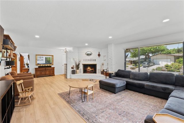 23626 Neargate, Newhall, CA 91321