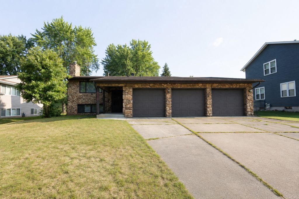 7797 Woodpark Boulevard, Woodbury, MN 55125