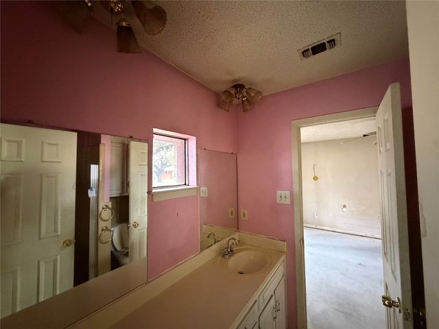 1115 Green River Trail, Cleburne, TX 76033