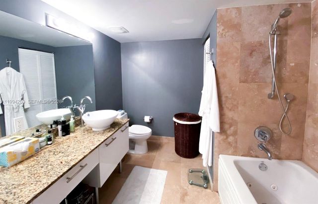 41 SE 5th St 1006, Miami, FL 33131