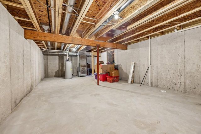 676 Lambert DRIVE, Slinger, WI 53086