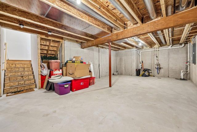 676 Lambert DRIVE, Slinger, WI 53086