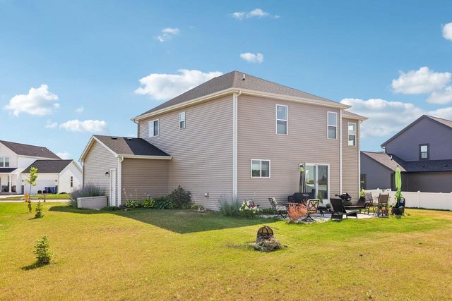 676 Lambert DRIVE, Slinger, WI 53086