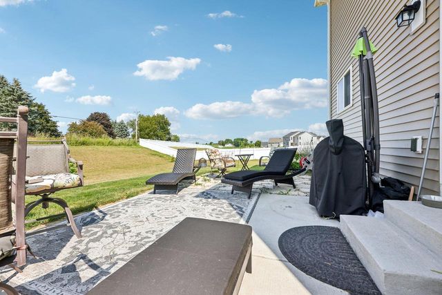 676 Lambert DRIVE, Slinger, WI 53086