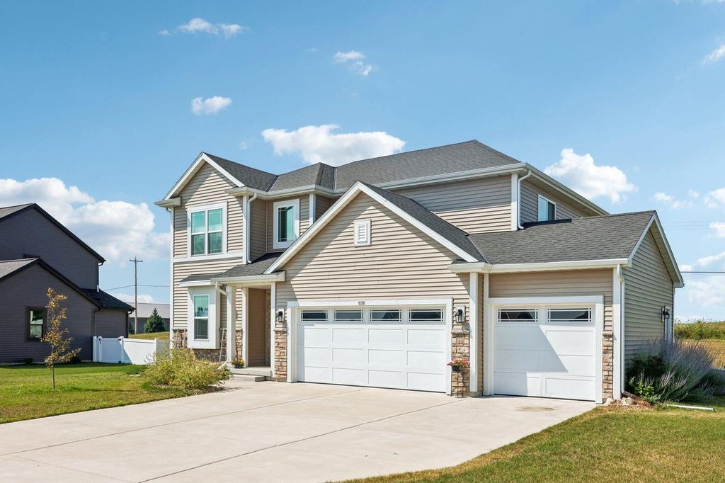 676 Lambert DRIVE, Slinger, WI 53086