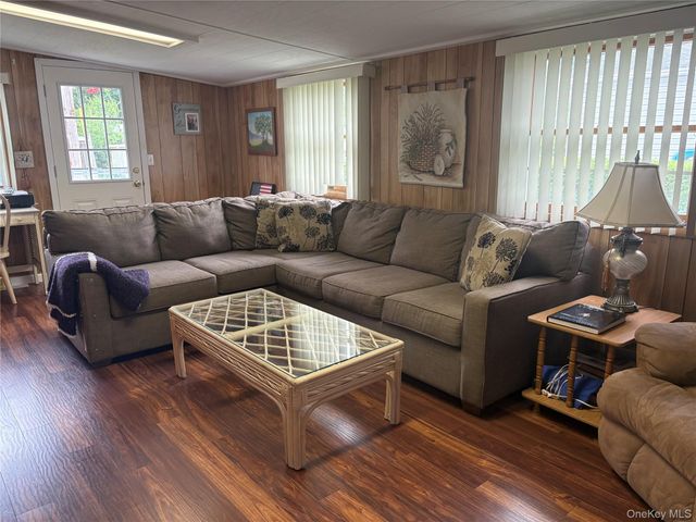 525 Riverleigh Avenue P6, Riverhead, NY 11901