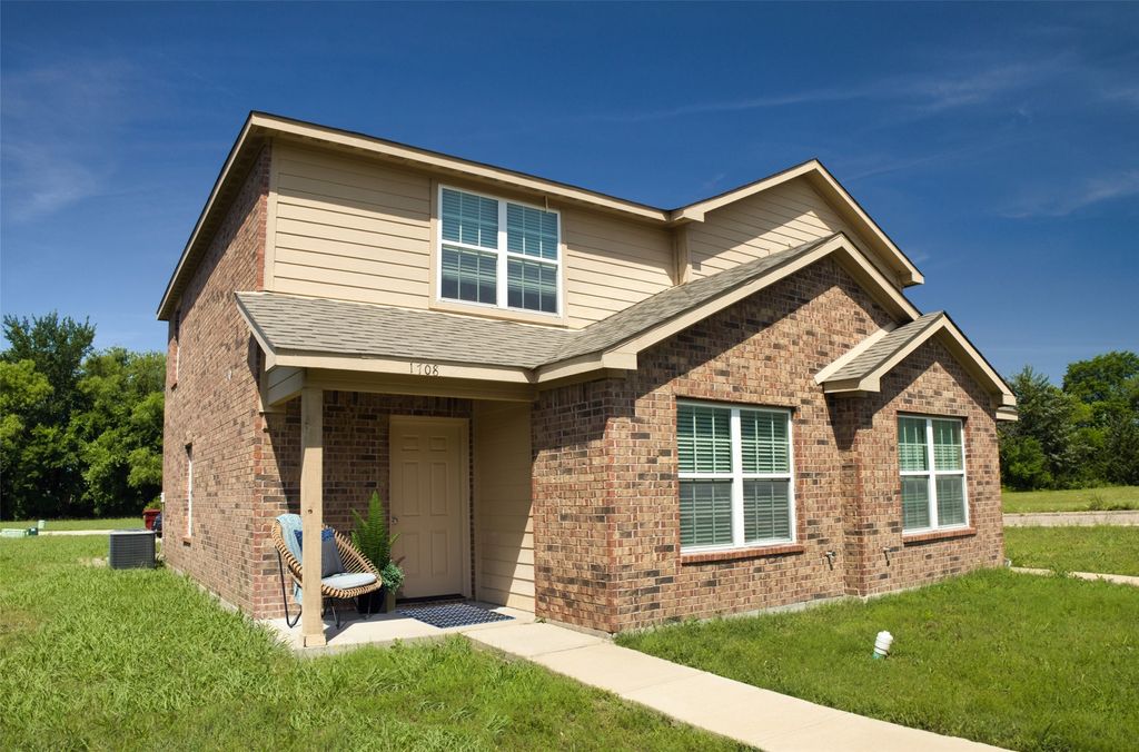 1708 S Waco Street, Van Alstyne, TX 75495
