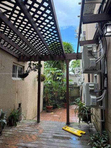 2425 SW 6th St 12, Miami, FL 33135