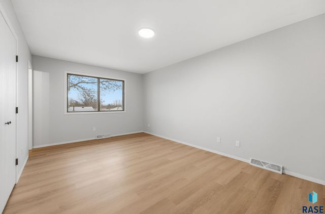 4613 E Fernwood Dr Drive, Sioux Falls, SD 57110