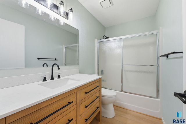 4613 E Fernwood Dr Drive, Sioux Falls, SD 57110