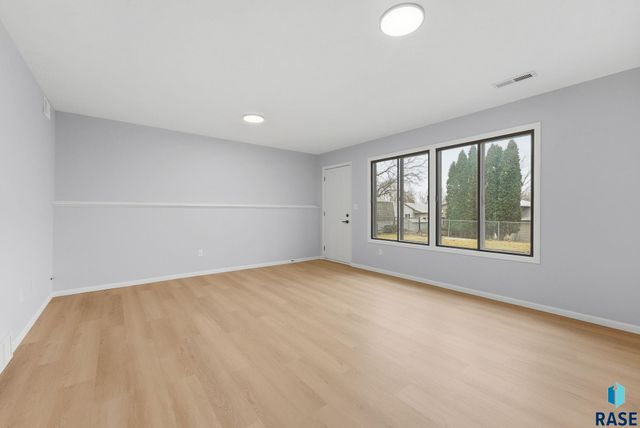 4613 E Fernwood Dr Drive, Sioux Falls, SD 57110