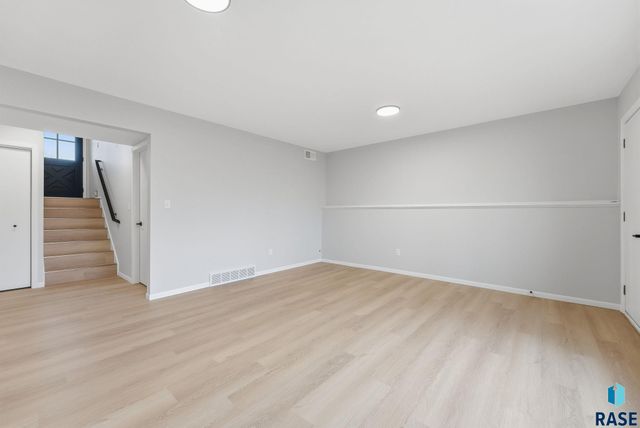 4613 E Fernwood Dr Drive, Sioux Falls, SD 57110