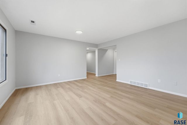 4613 E Fernwood Dr Drive, Sioux Falls, SD 57110