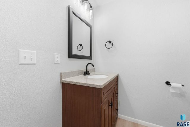 4613 E Fernwood Dr Drive, Sioux Falls, SD 57110