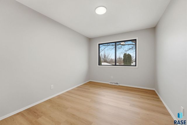 4613 E Fernwood Dr Drive, Sioux Falls, SD 57110