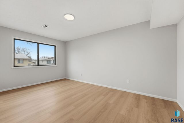 4613 E Fernwood Dr Drive, Sioux Falls, SD 57110