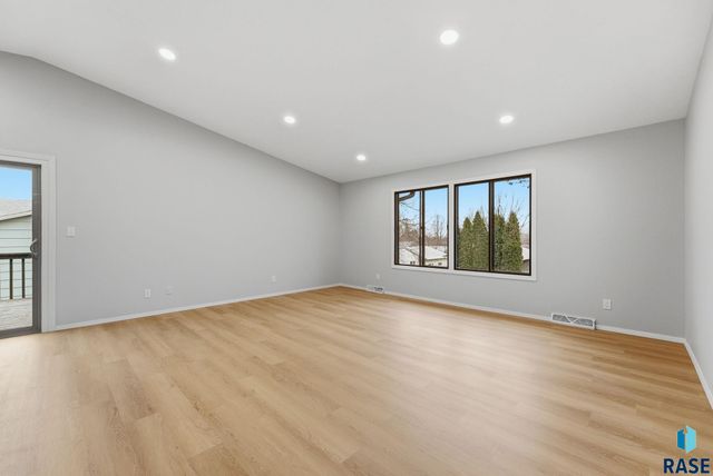 4613 E Fernwood Dr Drive, Sioux Falls, SD 57110