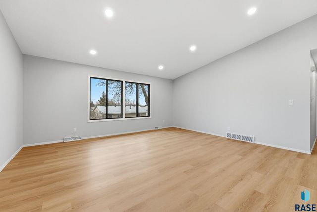 4613 E Fernwood Dr Drive, Sioux Falls, SD 57110