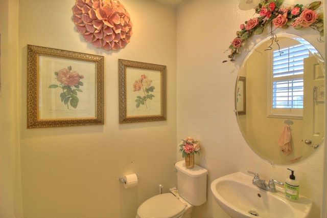 2204 Gallery Dr, Riverbank, CA 95367