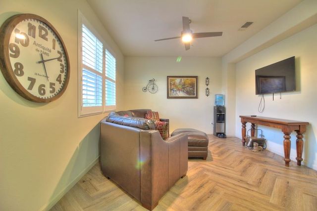 2204 Gallery Dr, Riverbank, CA 95367