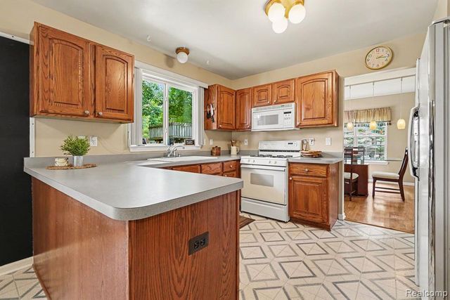 6290 Waldon Woods Drive, Clarkston, MI 48346