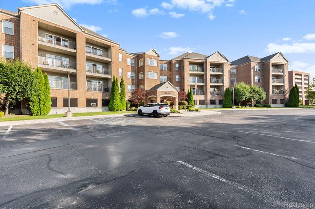 2104 Country Club Drive, St. Clair Shores, MI 48082