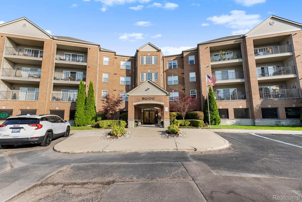 2104 Country Club Drive, St. Clair Shores, MI 48082