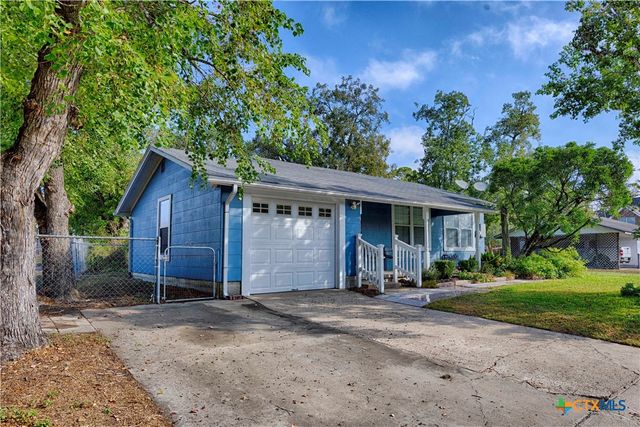 107 Crockett Street, Hallettsville, TX 77964