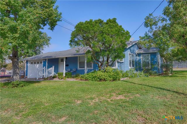 107 Crockett Street, Hallettsville, TX 77964