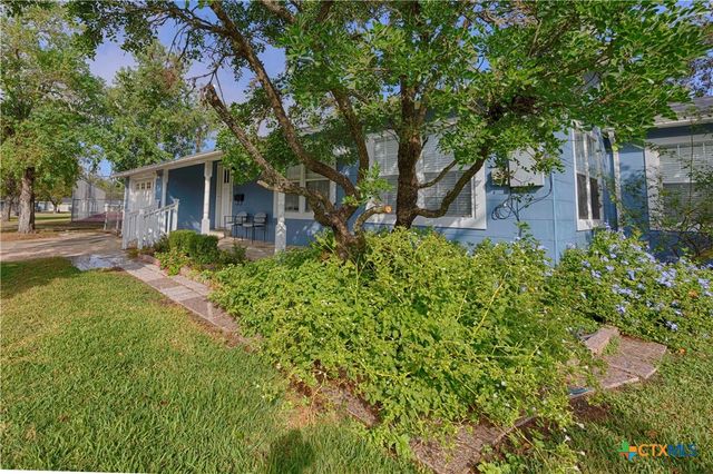 107 Crockett Street, Hallettsville, TX 77964