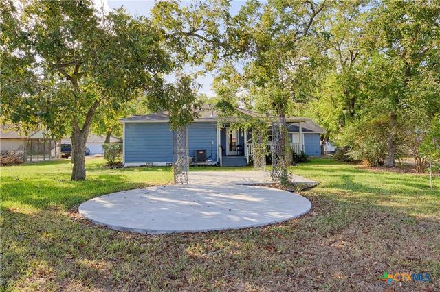 107 Crockett Street, Hallettsville, TX 77964